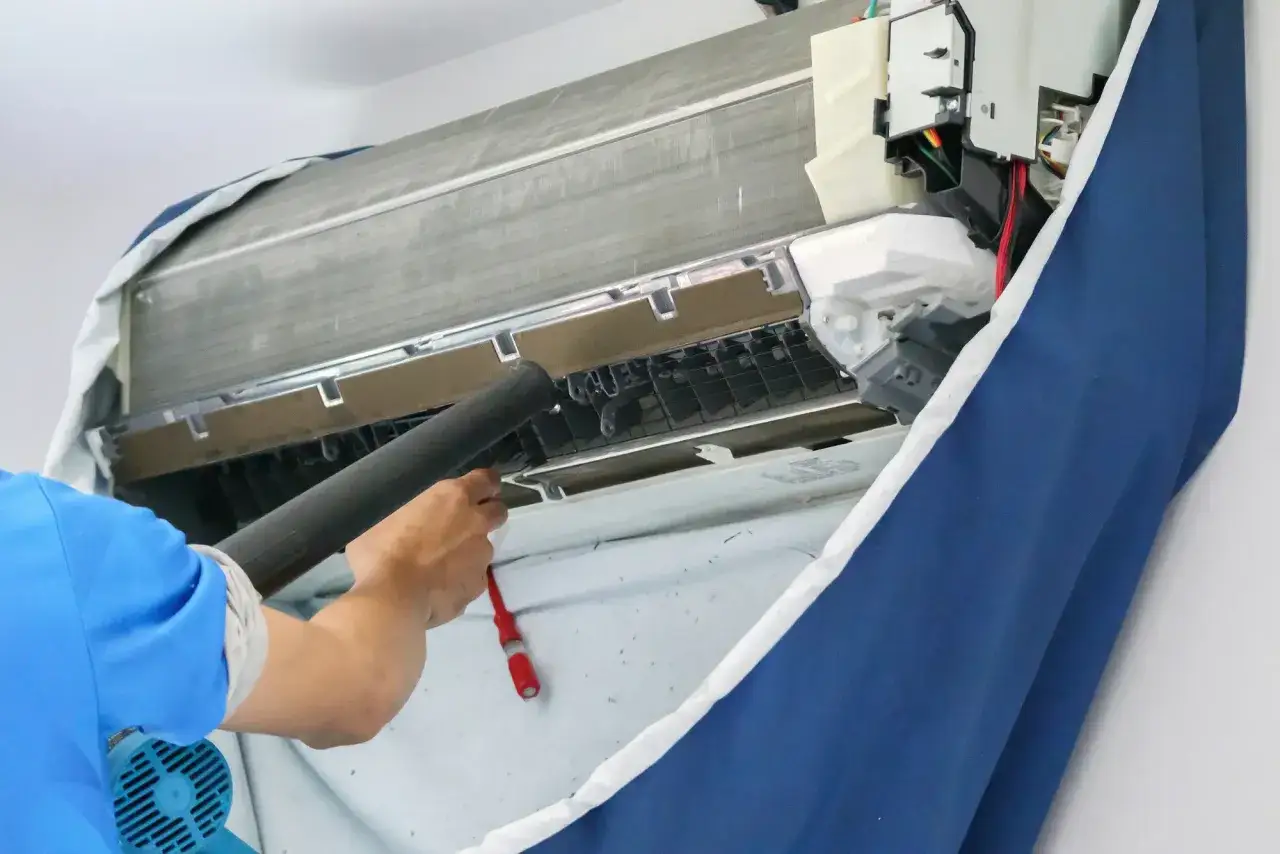 T&eacute;cnico limpia el aire acondicionado. El coil dry es esencial para evitar la humedad y el moho, manteniendo el equipo funcionando &oacute;ptimamente.