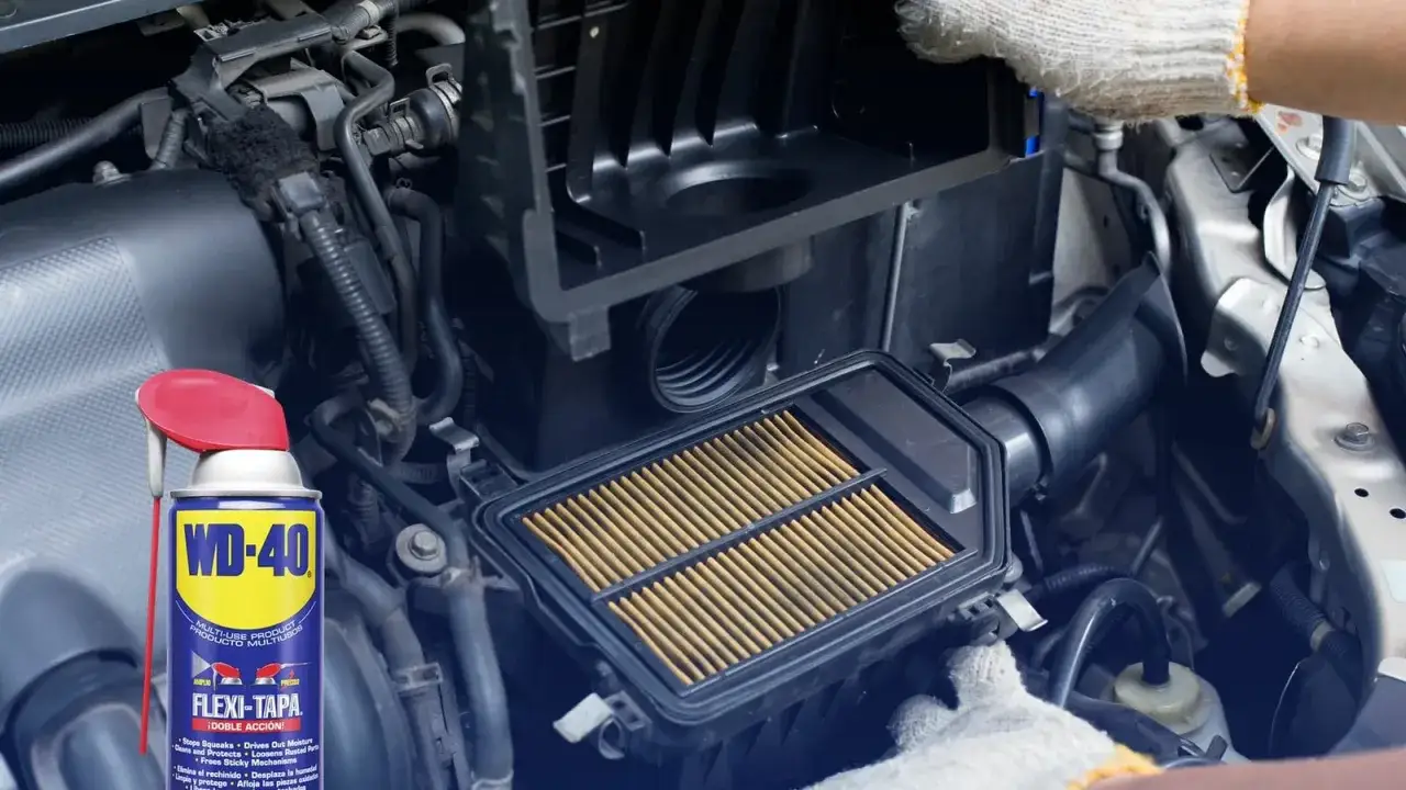 Mano con guante abre la caja del filtro de aire del coche. Pregúntate cada cuanto se cambia filtro de aire para mantener el motor en forma.