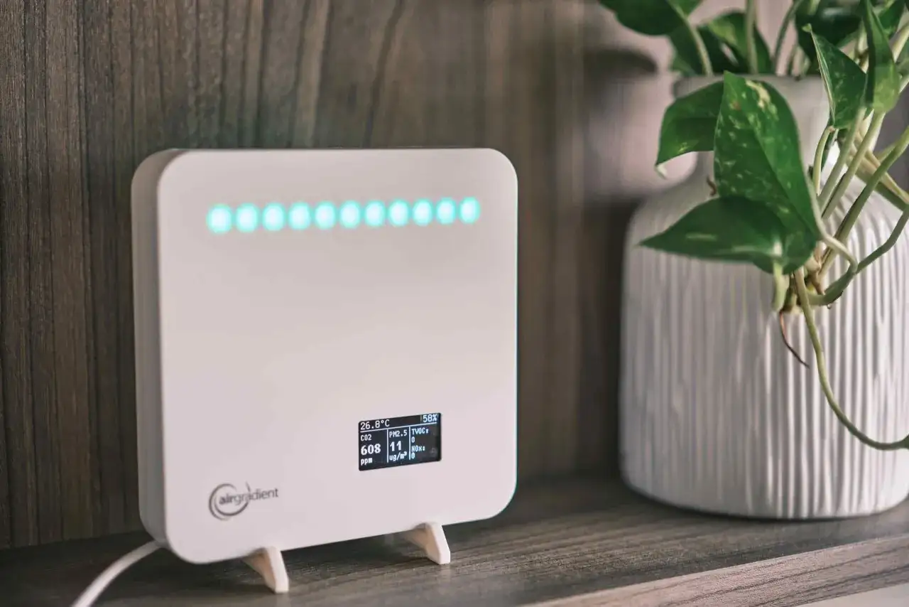 Monitor de calidad del aire muestra PM2.5 en 11 ug/m&sup3;, indicando valores normales para un ambiente saludable.